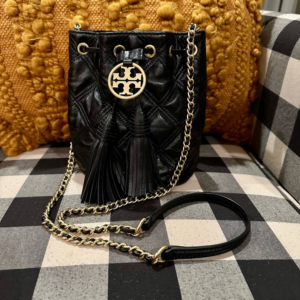 Tory Burch Fleming Convertible Bucket Bag – Black Leather w/ Gold Chain